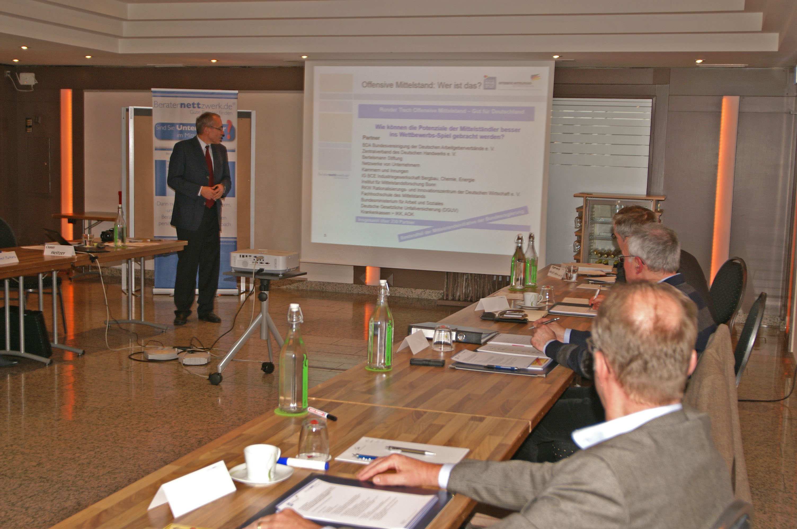 Claus Heitzer vom Beraternettzwerk bei einem Unternehmerseminar Claus Heitzer vom Beraternettzwerk bei einem Unternehmerseminar