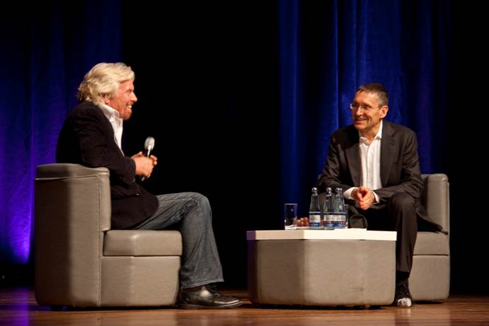 Sir Richard Branson (li.) im Gespräch mit Stefan Merath bei 