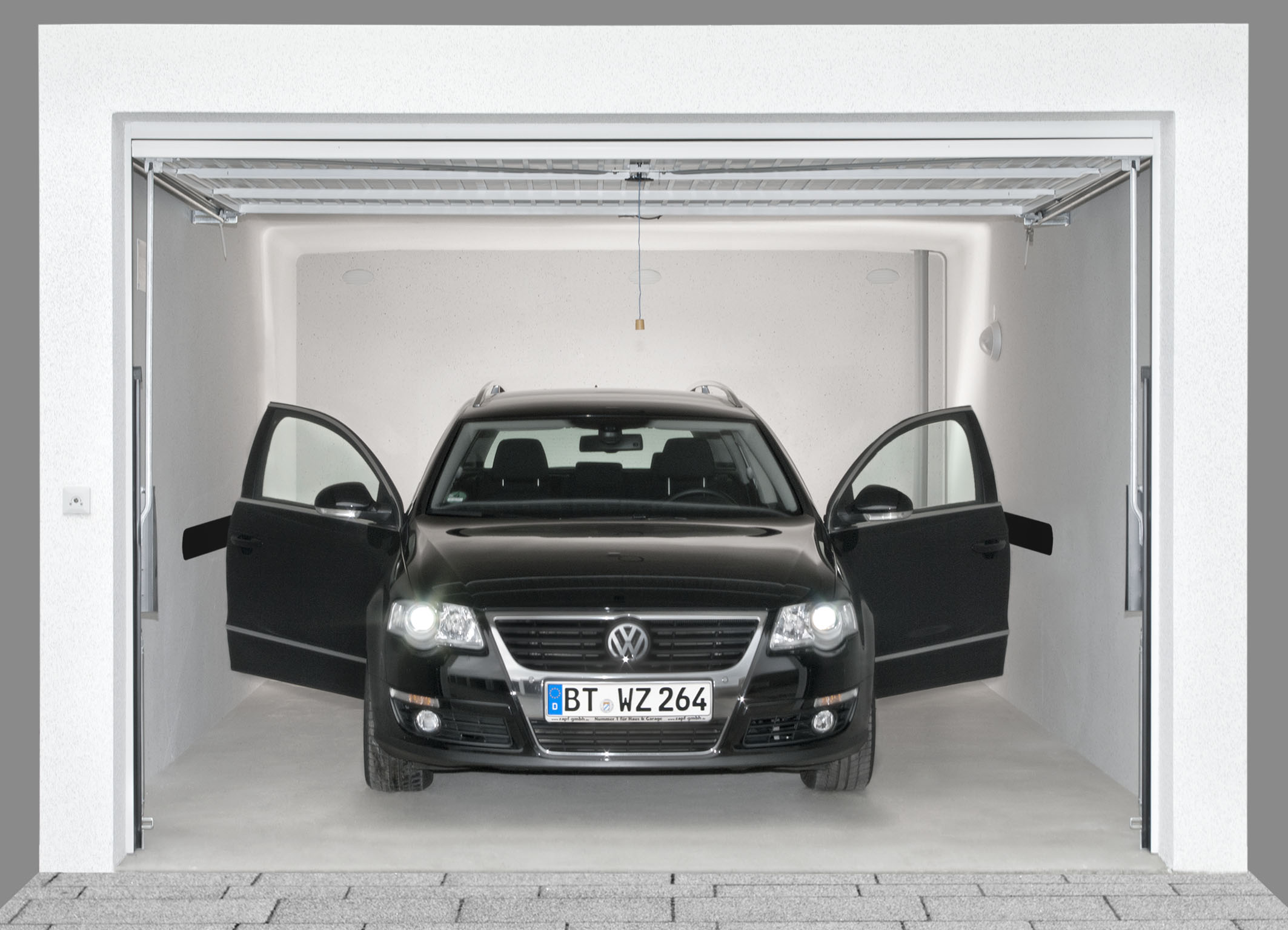 Massiv Big Garage der ZAPF GmbH: Bequemes Einparken ist auch mit größeren Automodellen möglich. Massiv Big Garage der ZAPF GmbH: Bequemes Einparken ist auch mit größeren Automodellen möglich.