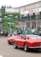 Fotografen machten ihre Aufnahmen bei den Modena Trackdays von zwei Scherenbühnen von System Lift Fotografen machten ihre Aufnahmen bei den Modena Trackdays von zwei Scherenbühnen von System Lift