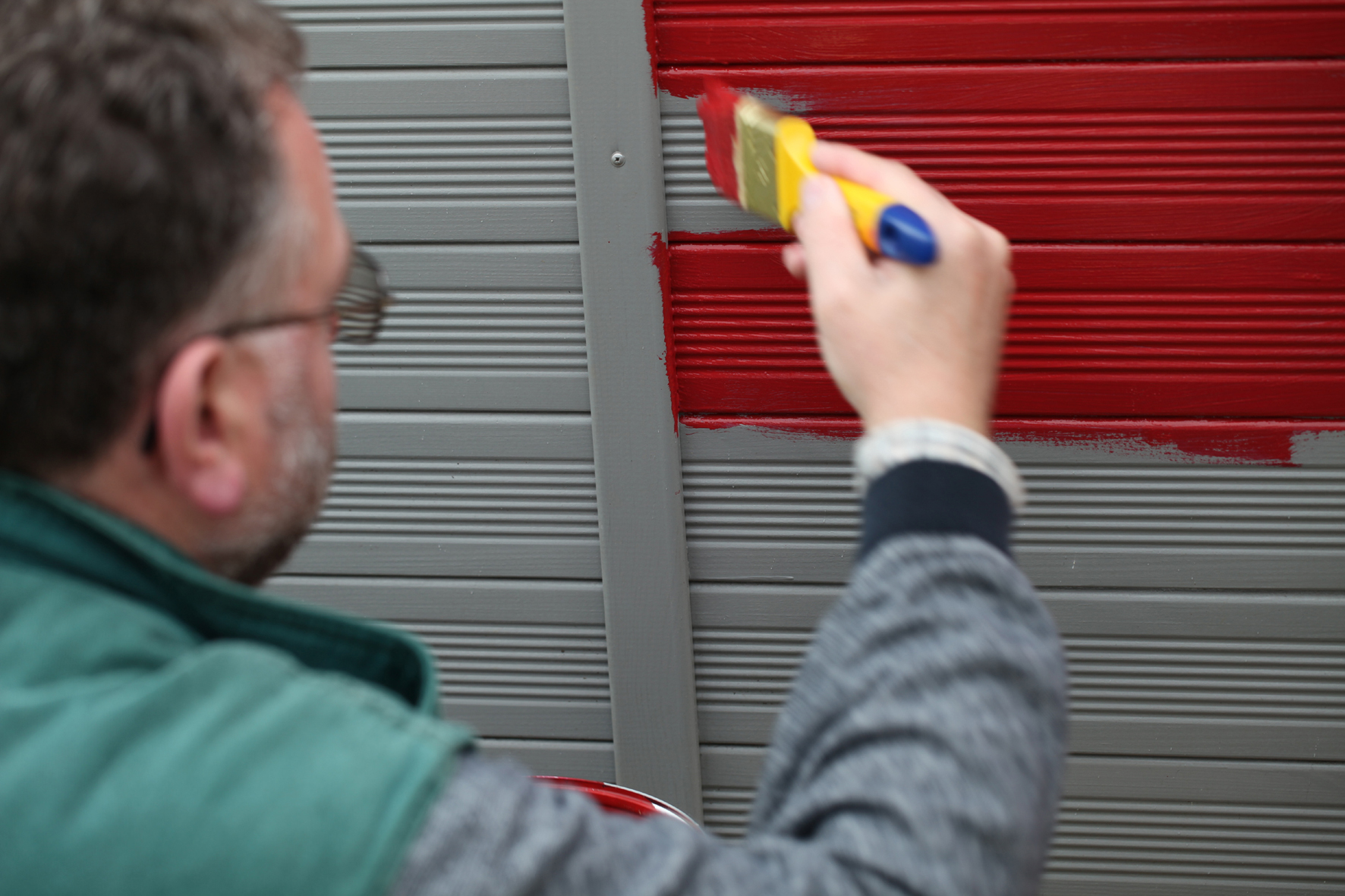 Die Bondex Deck-Lasur erzeugt einen dekorativen Anstrich.