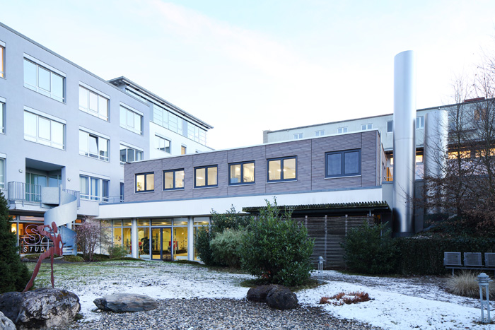 Neues Laborgebäude auf dem Flachdachs des Hallenbades aufgestockt