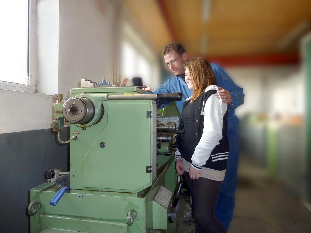 TC-Hydraulik Mitarbeiter M. Andresen zeigt seiner Tochter Jessica beim Girls Day wie die Drehbank fu TC-Hydraulik Mitarbeiter M. Andresen zeigt seiner Tochter Jessica beim Girls Day wie die Drehbank fu