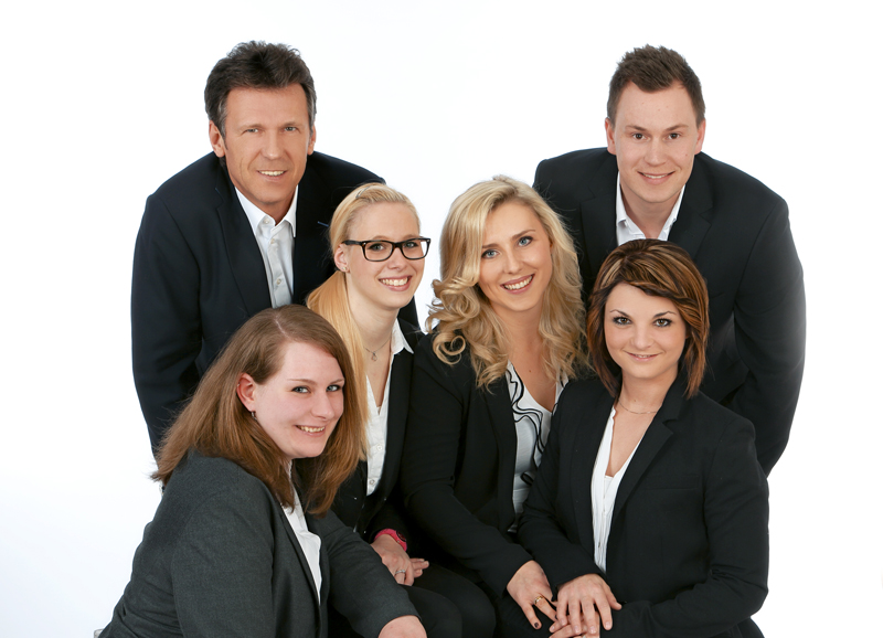 Regionalleiter Jürgen Schwartenbeck (hinten links) schafft mit seinem Team Arbeitsplätze in Güterslo