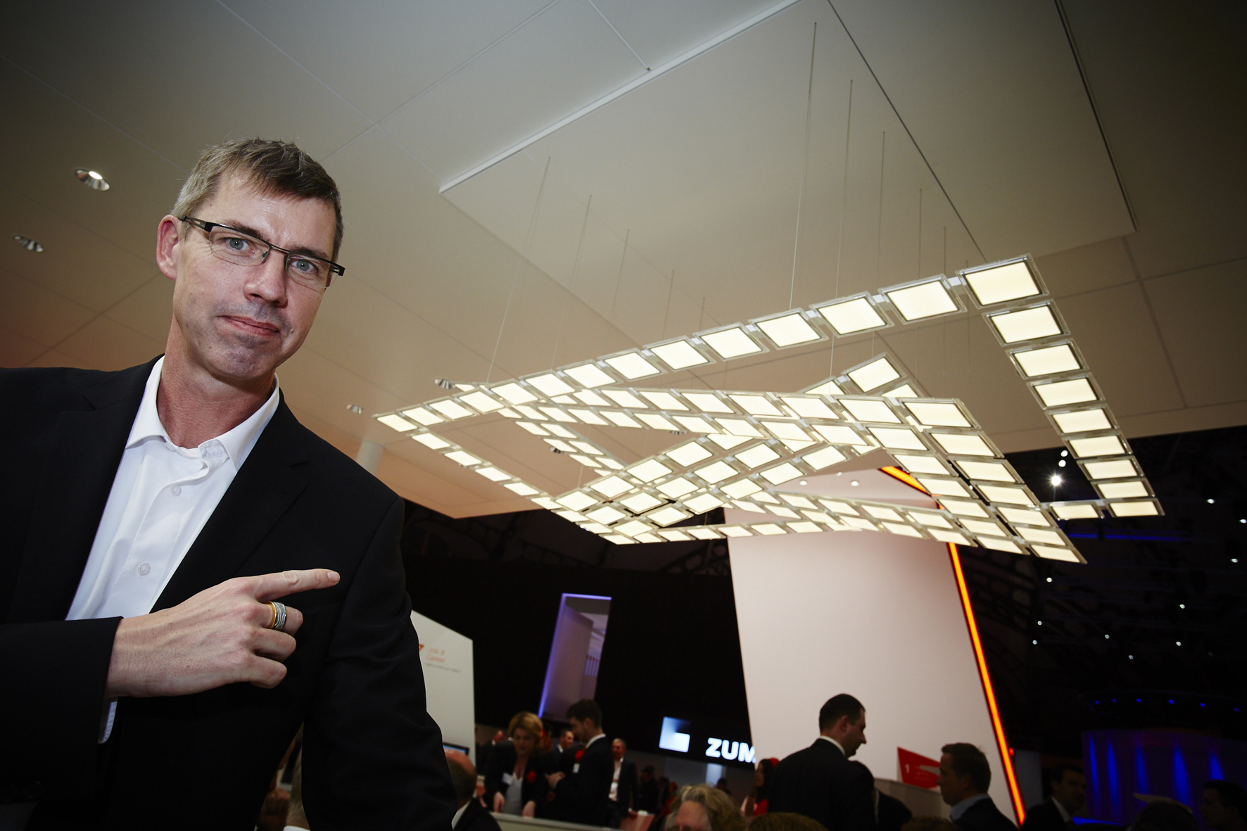 Horst Rudolph, Leiter Forschung und Entwicklung beim ITZ, zeigt die OLED-Konzeptleuchte.