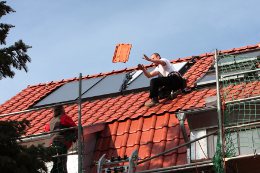 Wer kleine Schäden am Dach nach dem Winter rasch beseitigt, spart Kosten für eine spätere, teure San Wer kleine Schäden am Dach nach dem Winter rasch beseitigt, spart Kosten für eine spätere, teure San