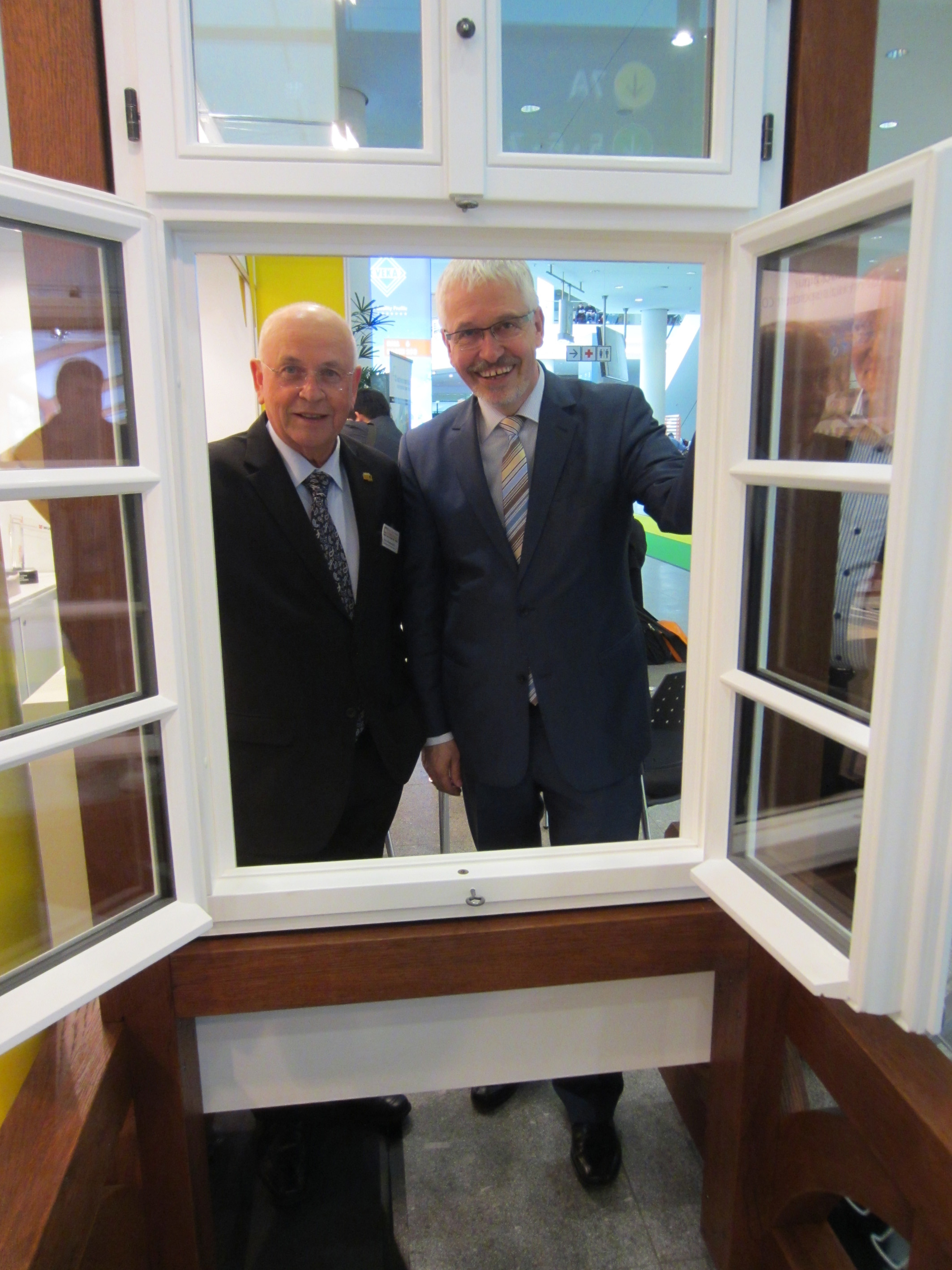 Heinz Blumenstein (links) und Eduard Appelhans. Foto: Bundesverband ProHolzfenster Heinz Blumenstein (links) und Eduard Appelhans. Foto: Bundesverband ProHolzfenster