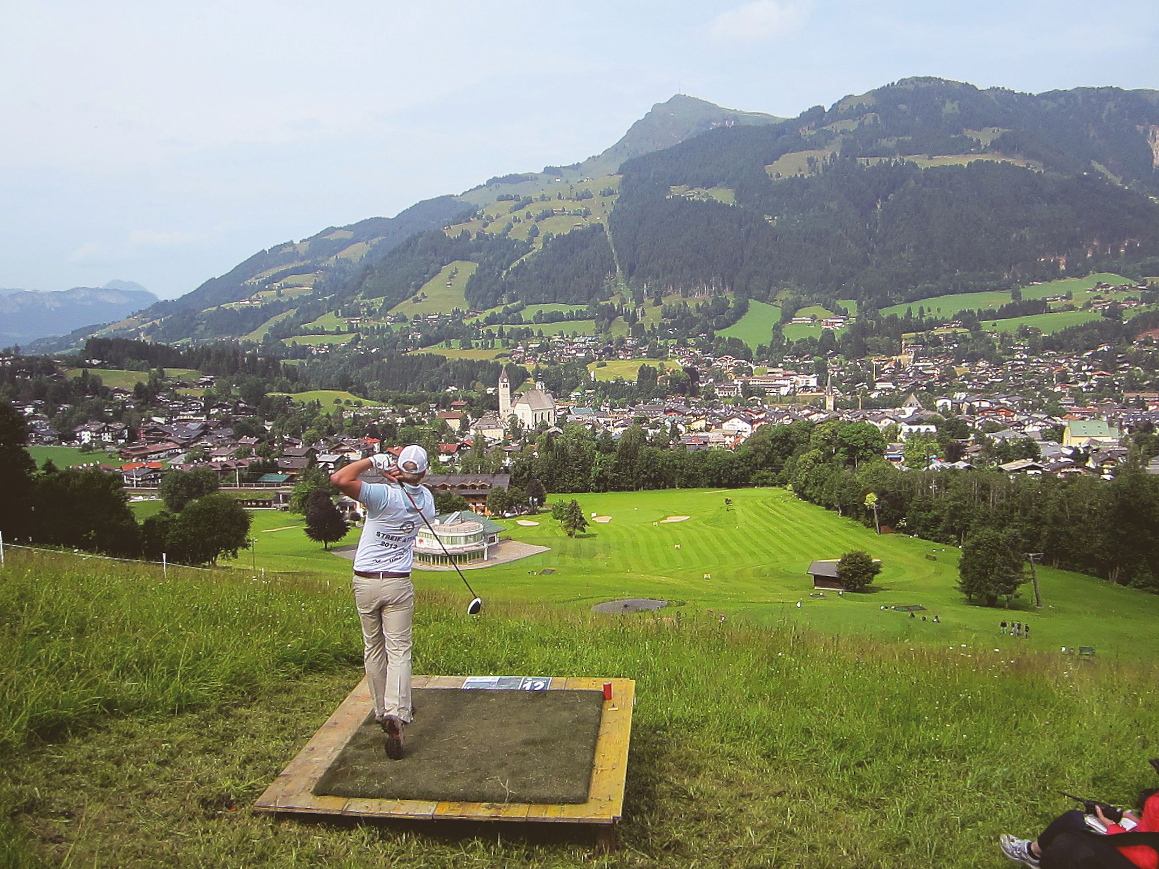 Bei der Streif-Attack geht es mit dem Golfschlägerüber die anspruchvollste Abfahrtsstrecke der Welt. Bei der Streif-Attack geht es mit dem Golfschlägerüber die anspruchvollste Abfahrtsstrecke der Welt.