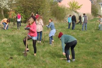 Schüler/innen der Freien Waldorfschule Wetterau in Bad Nauheim beim Pflanzen der jungen Laubbäume. Schüler/innen der Freien Waldorfschule Wetterau in Bad Nauheim beim Pflanzen der jungen Laubbäume.