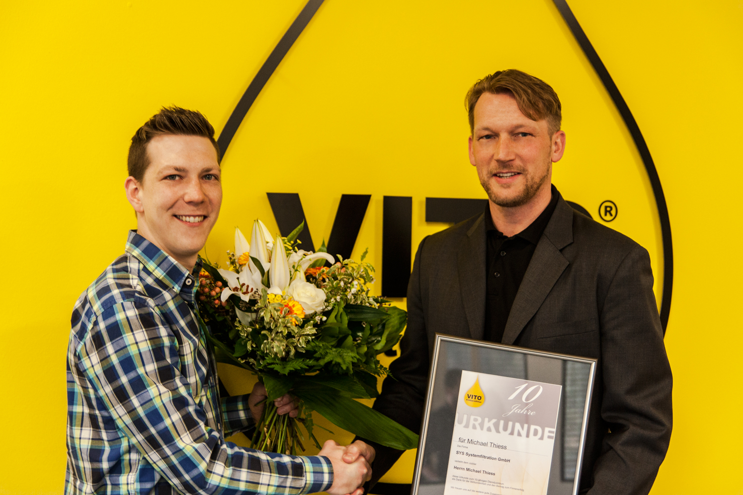 Michael Thiess (l.) und Geschäftsführer Andreas Schmidt bei der Ehrung Michael Thiess (l.) und Geschäftsführer Andreas Schmidt bei der Ehrung