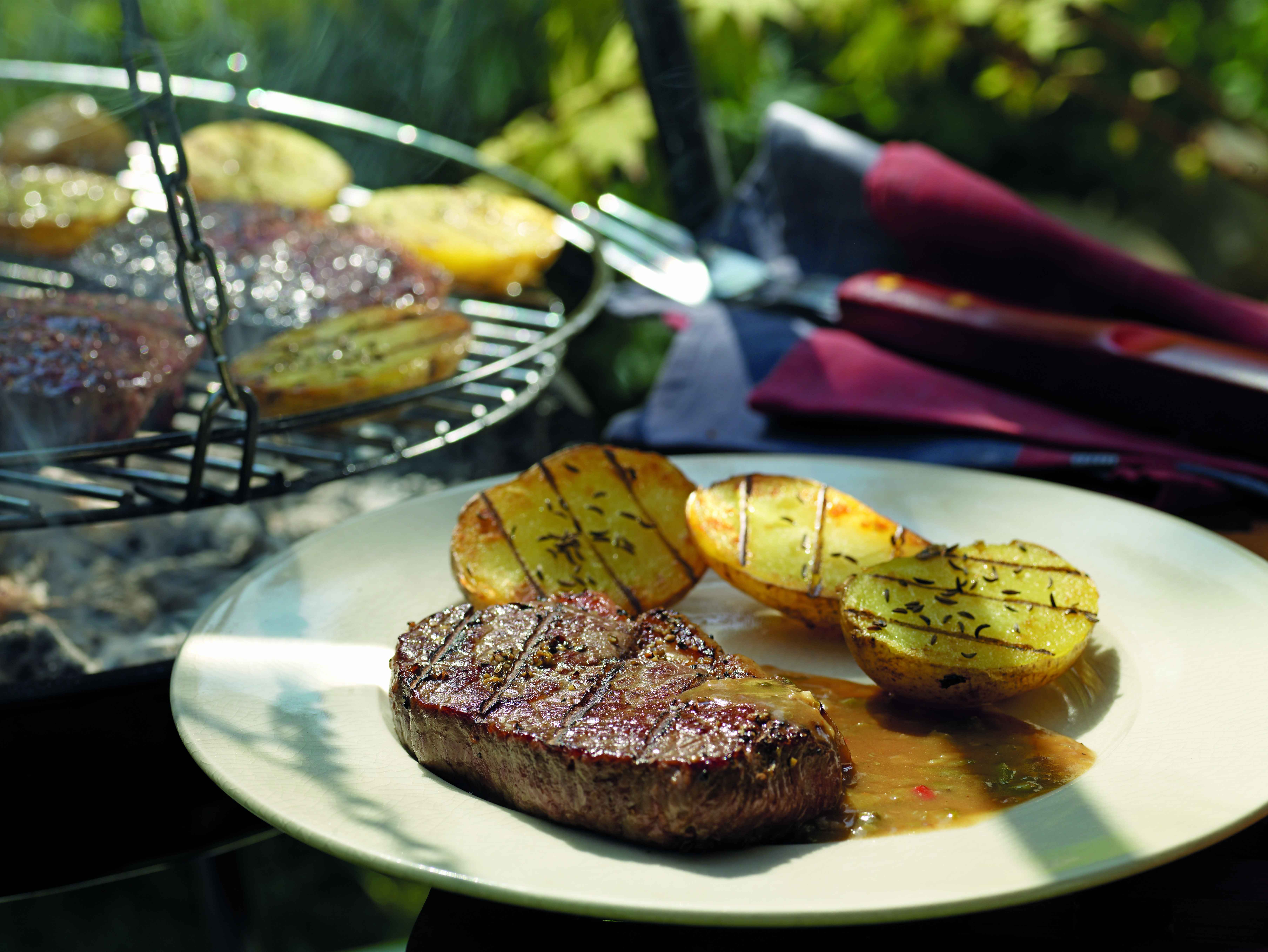 Rumpsteaks vom Grill mit pikanter provenzalischer Sauce Rumpsteaks vom Grill mit pikanter provenzalischer Sauce