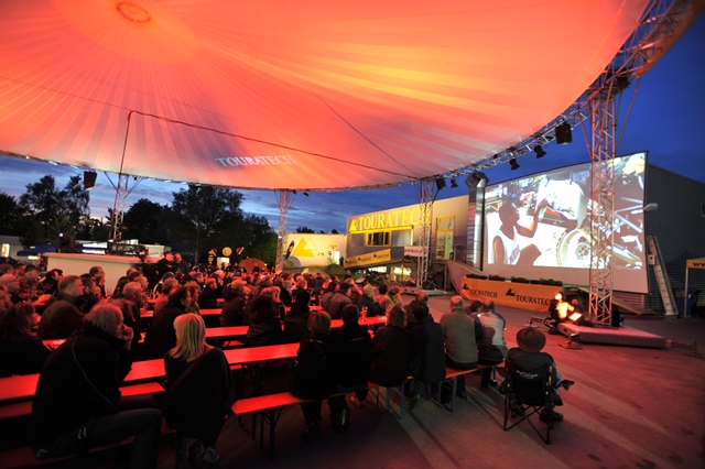 Die Abendvorträge unterm Polygonzelt gehören zu den Höhepunkten beim Touratech Travel-Event. Die Abendvorträge unterm Polygonzelt gehören zu den Höhepunkten beim Touratech Travel-Event.