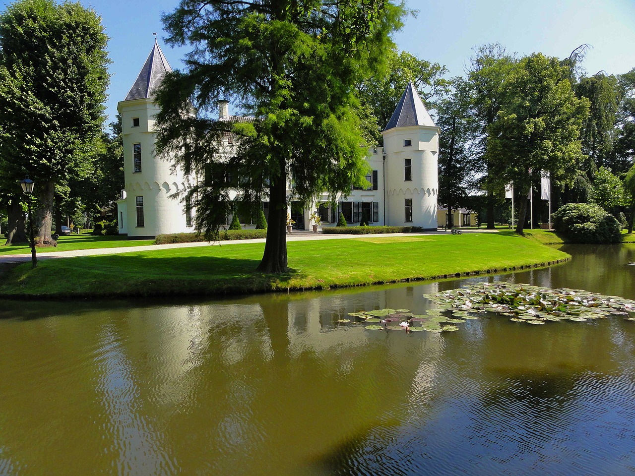 Immobilien-Domains werden von Google&Co. besser plaziert, weil es rechts vom Punkt ein Schlüsselwort Immobilien-Domains werden von Google&Co. besser plaziert, weil es rechts vom Punkt ein Schlüsselwort