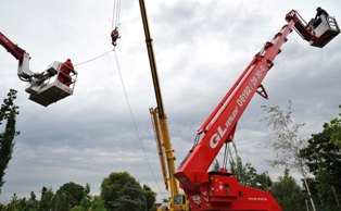 Hier im Test springt der Stuntman von einer Arbeitsbühne des GL Verleih. Foto: GL Verleih Hier im Test springt der Stuntman von einer Arbeitsbühne des GL Verleih. Foto: GL Verleih