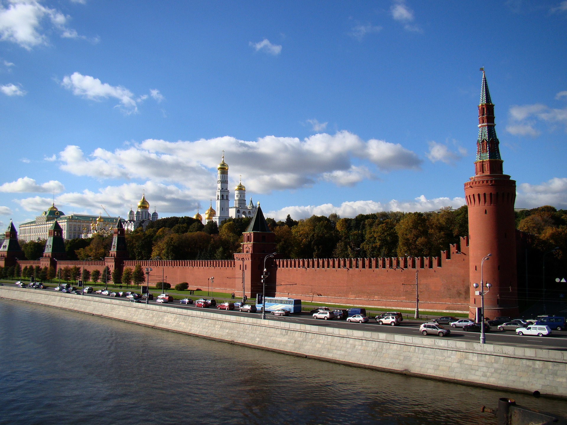 Moskau-Domains werden bei lokalen Suchanfragen durch Google und Yandex vor anderen Domains plaziert