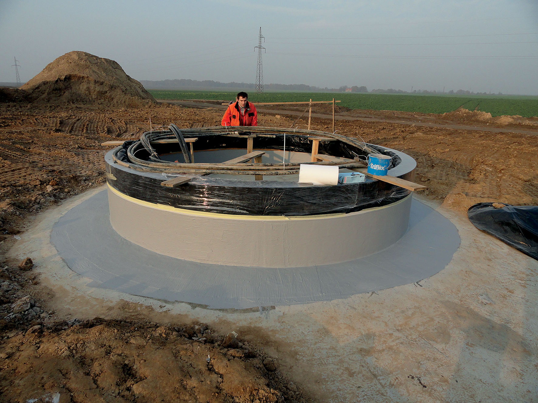 Fachverarbeiter dichten die Turmfundamente im polnischen Windpark Dygowo mit Triflex Towersafe dauer Fachverarbeiter dichten die Turmfundamente im polnischen Windpark Dygowo mit Triflex Towersafe dauer