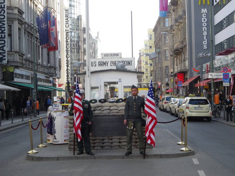 Stadtrundgang Auf den Spuren der Berliner Mauer am Checkpoint Charlie Stadtrundgang Auf den Spuren der Berliner Mauer am Checkpoint Charlie
