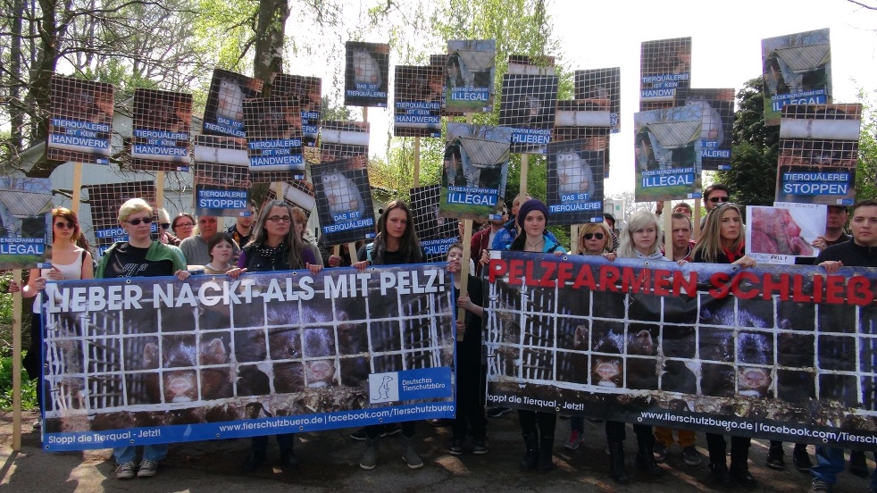 Deutsches Tierschutzbüro: Großdemonstration gegen letzte Pelztierfarm in NRW (in Rahden) sorgte für 