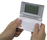 EKG Messungen lassen sich schnell, genau und ohne Entkleiden mit dem mobilen EKG-Gerät InstantCheck 