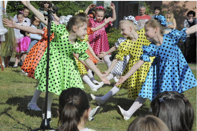 Typisch fu?r das Baumblu?tenfest der vergangenen Jahre: Der Auftritt von Kindergruppen in Farbenprac
