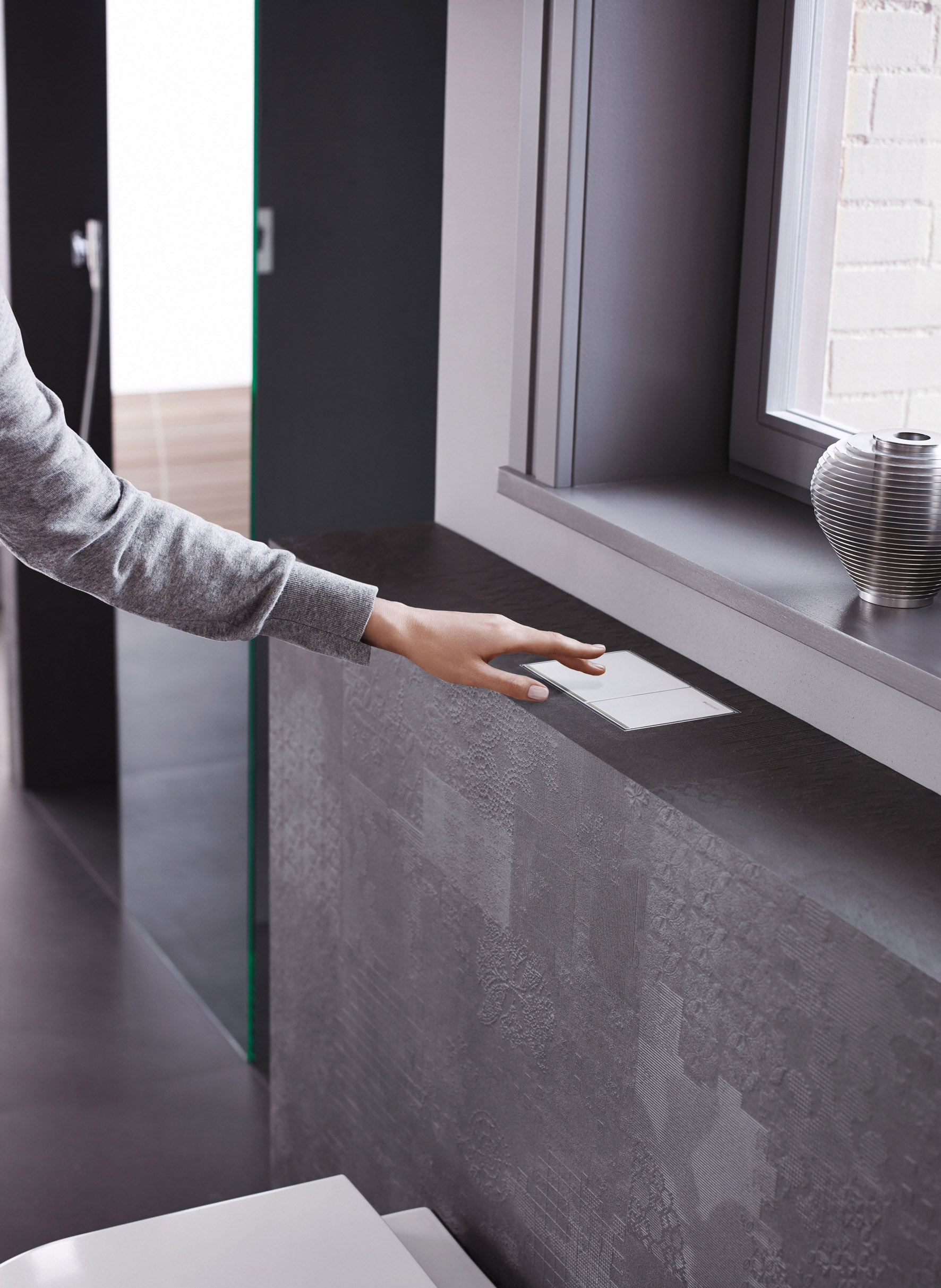 Die flächenbündige WC-Betätigung Geberit Omega60 fügt sich gut in architektonische Badumgebungen ein