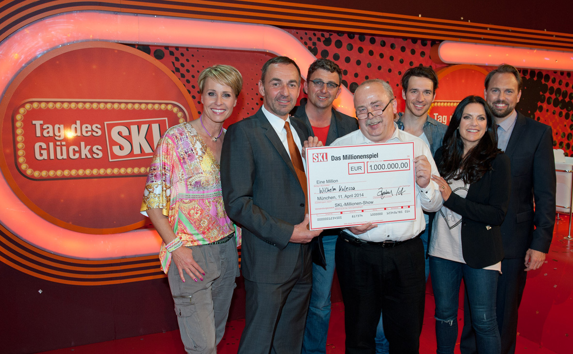 Die prominenten Glückspaten und GKL-Vorstandsmitglied Jan Christiansen gratulieren dem Neu-Millionär Die prominenten Glückspaten und GKL-Vorstandsmitglied Jan Christiansen gratulieren dem Neu-Millionär