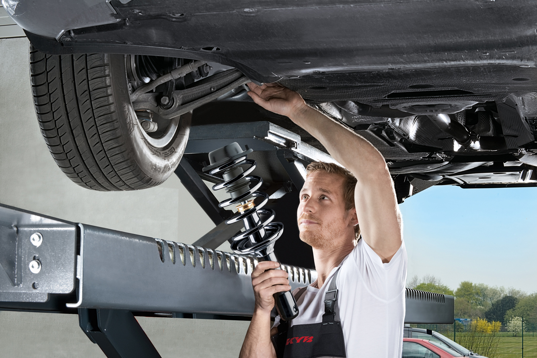 Defekte Stoßdämpfer und Federn sollte der Mechaniker auswechseln und neue einbauen Foto: KYB Defekte Stoßdämpfer und Federn sollte der Mechaniker auswechseln und neue einbauen Foto: KYB