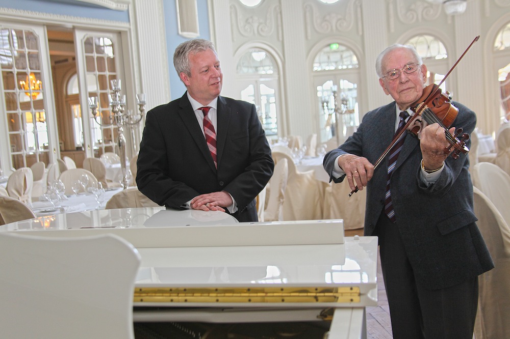 Der 99-jährige Geigenvirtuose Valdemar Prukner eröffnet die Revue. Der 99-jährige Geigenvirtuose Valdemar Prukner eröffnet die Revue.