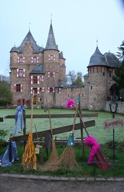 Hexenfest auf mittelalterlicher Burg Satzvey in der Eifel. Quelle: leukemensen.nl Hexenfest auf mittelalterlicher Burg Satzvey in der Eifel. Quelle: leukemensen.nl