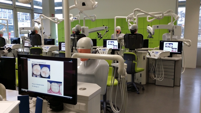 Multimediales Schulungssystem im Dentalsimulationslabor Multimediales Schulungssystem im Dentalsimulationslabor