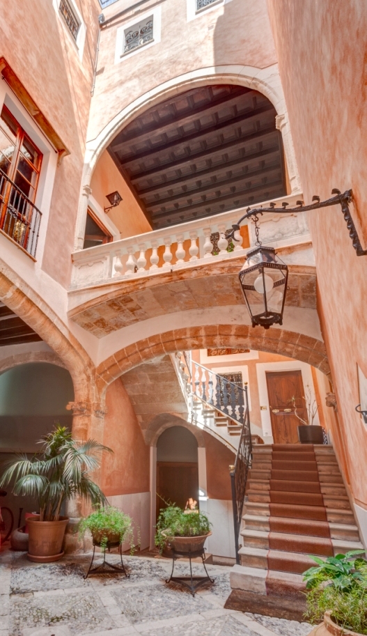 Historisches Herrenhaus in der Altstadt von Palma de Mallorca mit eigenem Pool und Garten. Kaufpreis