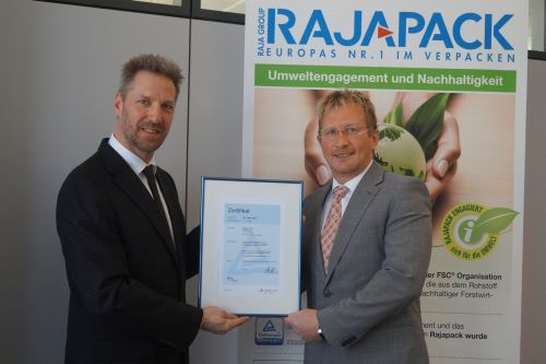 Franz Rebstock (im Bild rechts)übergibt die Urkunde zur ISO 14001-Zertifizierung an Kai Pilinski (Ra Franz Rebstock (im Bild rechts)übergibt die Urkunde zur ISO 14001-Zertifizierung an Kai Pilinski (Ra