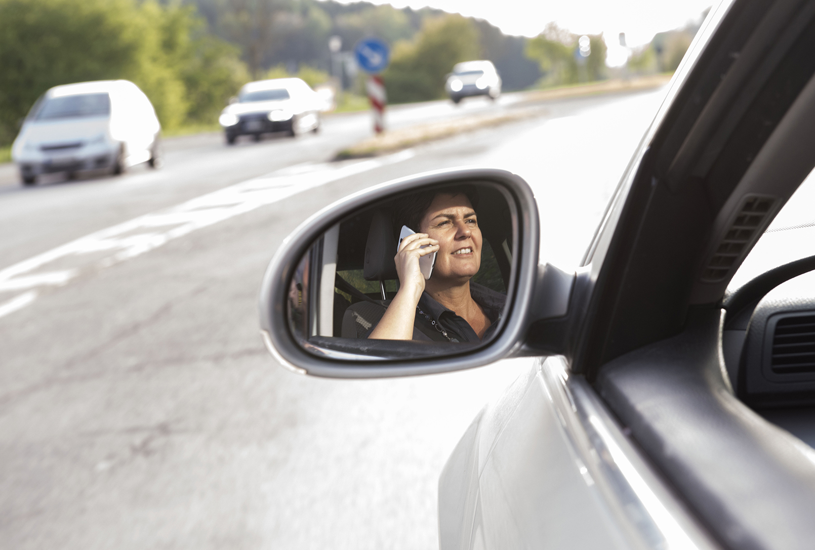 Wer Auto fährt und das Handy benutzt, kassiert auch nach dem 1. Mai einen Punkt. Foto: HUK-COBURG