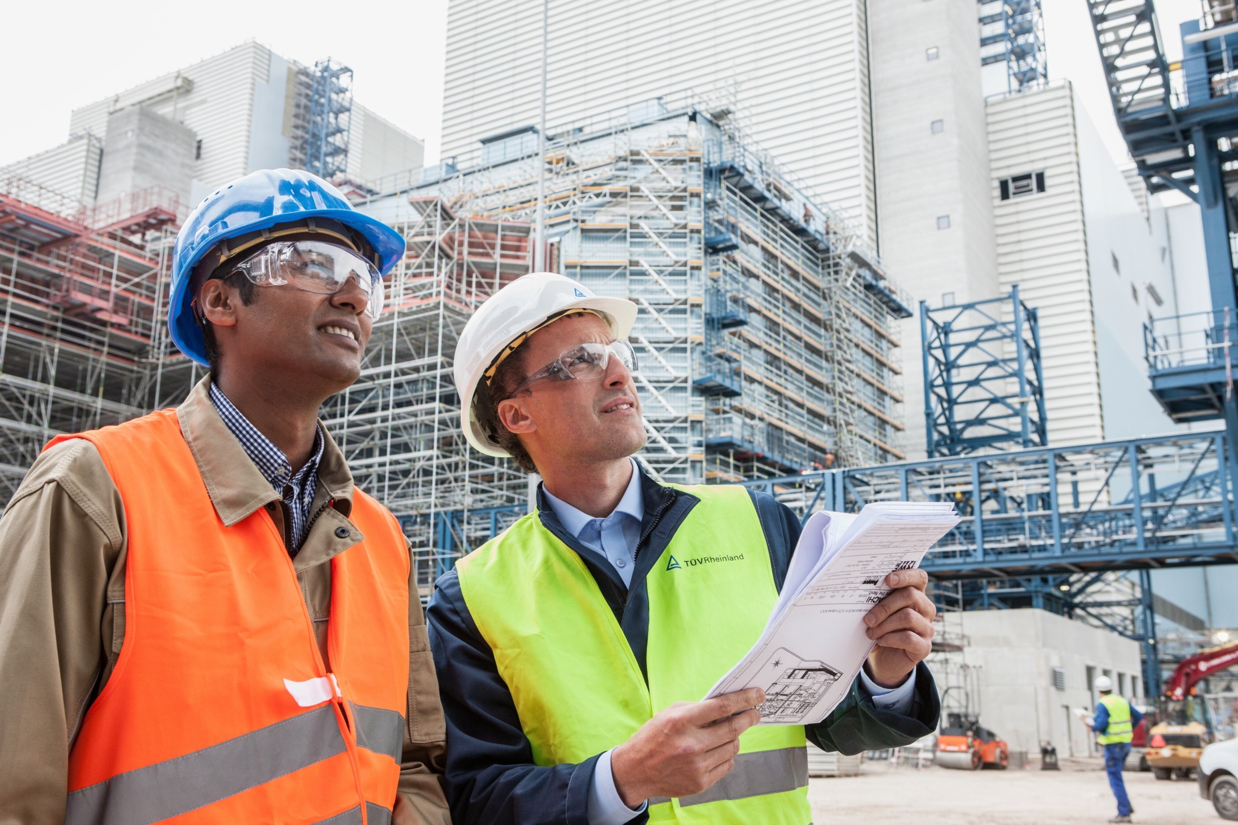 In vielen gewerblichen Berufen ist persönliche Schutzkleidung unverzichtbar. In vielen gewerblichen Berufen ist persönliche Schutzkleidung unverzichtbar.