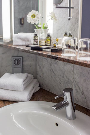Die HANSAVANTIS STYLE XL fügt sich ideal in das moderne Baddesign des 4-Sterne-Hotels Bielefelder Ho Die HANSAVANTIS STYLE XL fügt sich ideal in das moderne Baddesign des 4-Sterne-Hotels Bielefelder Ho
