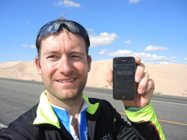 James Ketchell loggt sich in der Wüste via Smartphone in sein Netzwerk ein James Ketchell loggt sich in der Wüste via Smartphone in sein Netzwerk ein