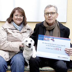 Marika Winterhof (Wertgarantie) und Heiko Schwarzfeld bei der Scheckübergabe Marika Winterhof (Wertgarantie) und Heiko Schwarzfeld bei der Scheckübergabe