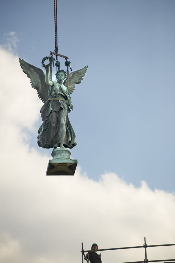 Die Engelsstatue?Victoria?schwebt ein Die Engelsstatue?Victoria?schwebt ein