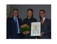 Niederberger-Betriebsleiter Peter Hollmann (mitte) dankte IHK-Präsident Schweitzer (rechts) und HWK- Niederberger-Betriebsleiter Peter Hollmann (mitte) dankte IHK-Präsident Schweitzer (rechts) und HWK-