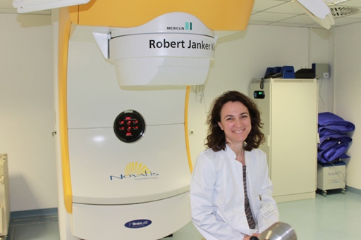 PD Dr. med. Sabrina Astner am Novalis Hochleistungsbestrahlungsgerät PD Dr. med. Sabrina Astner am Novalis Hochleistungsbestrahlungsgerät