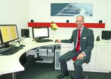 Lennard Lemke von LEMKE hören in Neu-Ulm freut sichüber das Firmenjubiläum Lennard Lemke von LEMKE hören in Neu-Ulm freut sichüber das Firmenjubiläum