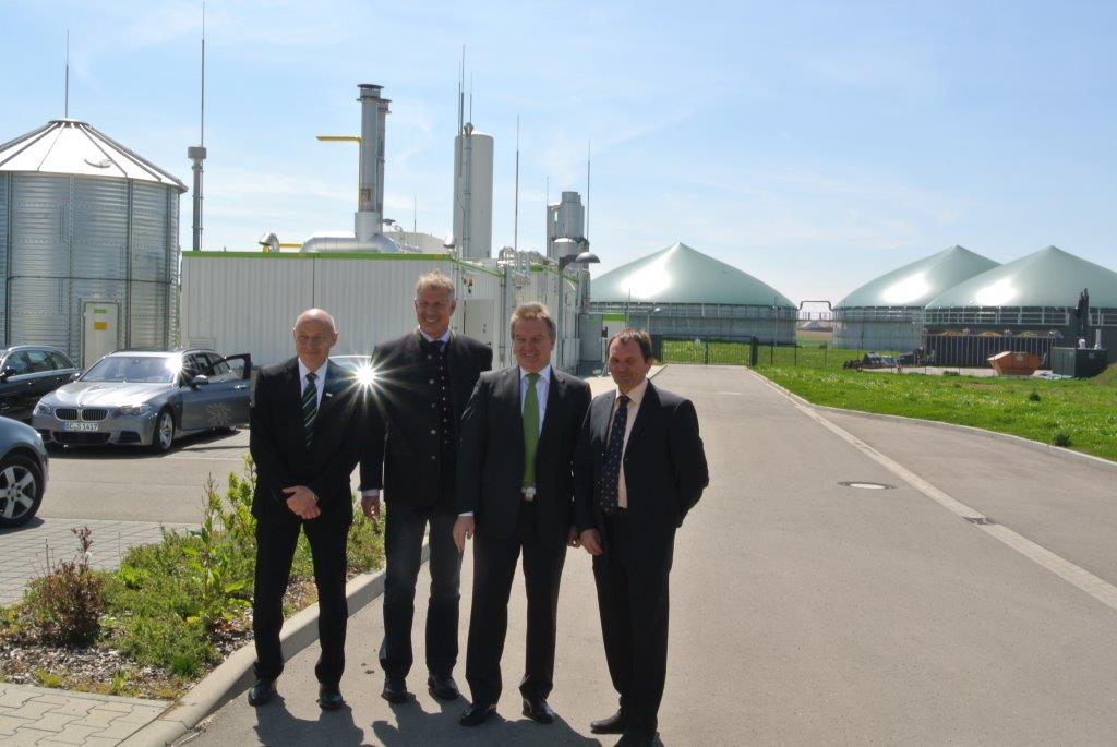 V.l.n.r: Hans-Joachim Seigel, stellvertretender Geschäftsführer der Erdgas Südwest GmbH,Landrat Dr. 