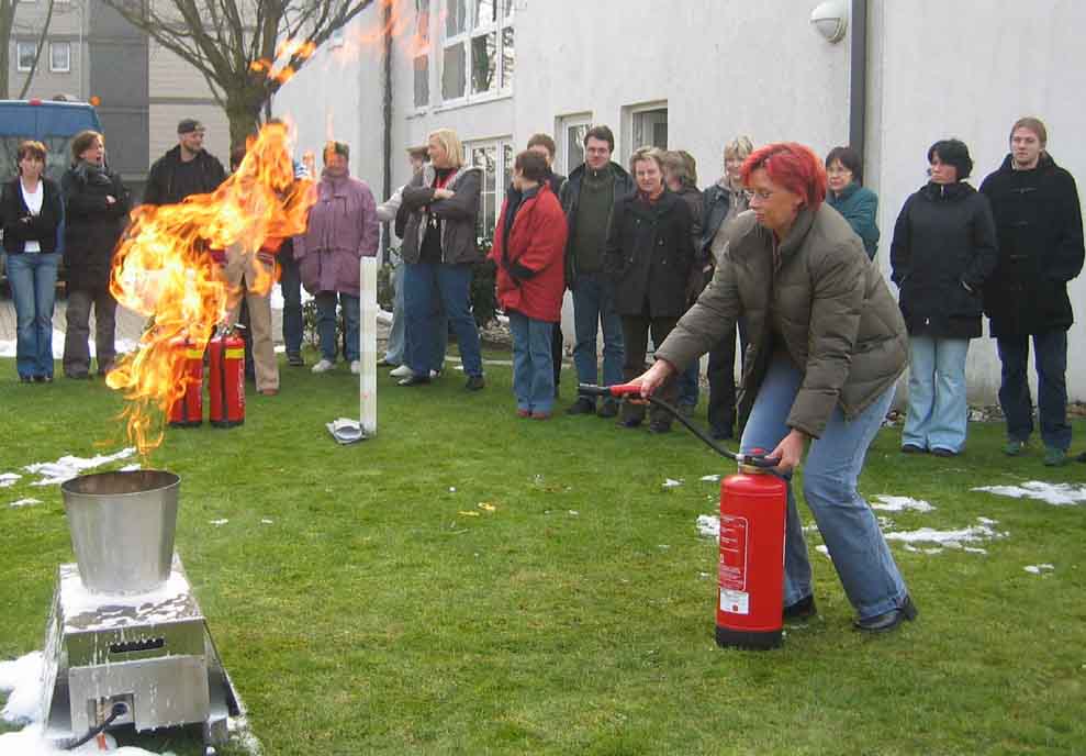 Eine Ausbildung zum Brandschutzhelfer umfasst die fachkundige Unterweisung und die praktische Löschü