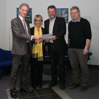 Die Geschäftsleitung der ZAPF GmbH nimmt das Zertifikat AMS BAU entgegen.