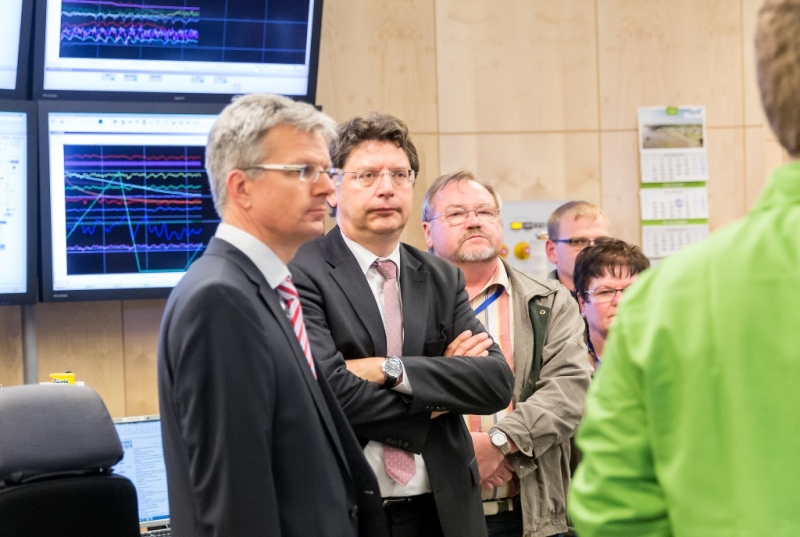 Wirtschaftsminister Reinhard Meyer mit Geschäftsführer Thomas Gerber und Teilnehmern in der Messwart