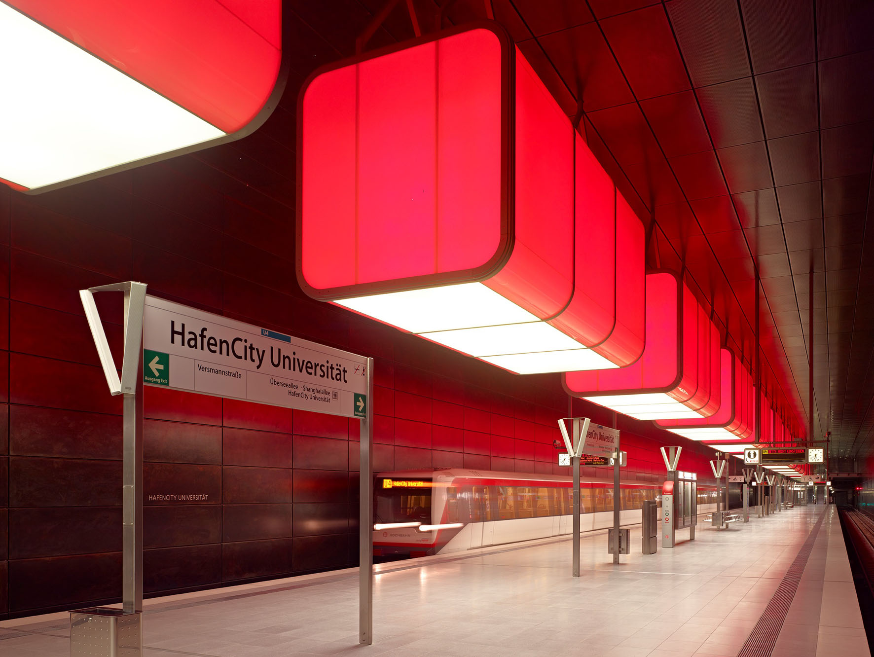 Dank der nachleuchtenden Markierung Triflex NightLine sind die Fahrgäste der Hamburger U-Bahn U4 sic Dank der nachleuchtenden Markierung Triflex NightLine sind die Fahrgäste der Hamburger U-Bahn U4 sic