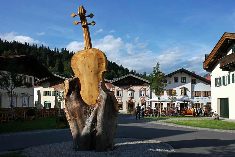 Riesengeige in Mittenwald, wo 2014 der internationale Geigenbauwettbewerb stattfindet. Riesengeige in Mittenwald, wo 2014 der internationale Geigenbauwettbewerb stattfindet.