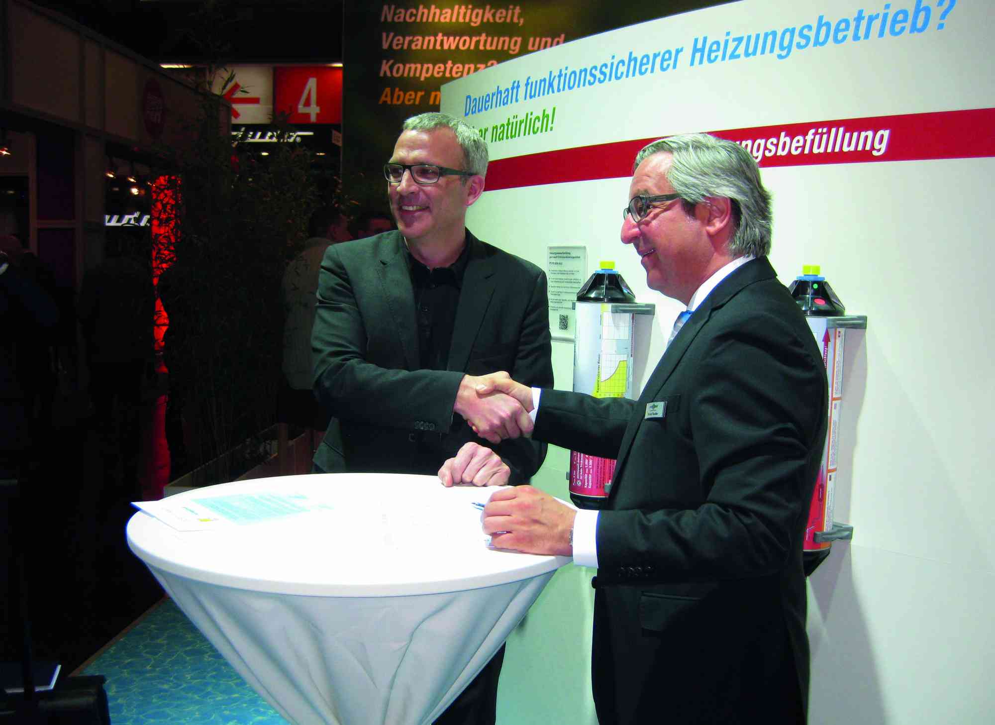 Paradigma-Geschäftsführer Jürgen Korff mit Michael Sautter, Geschäftsführer perma-trade Wassertechn Paradigma-Geschäftsführer Jürgen Korff mit Michael Sautter, Geschäftsführer perma-trade Wassertechn