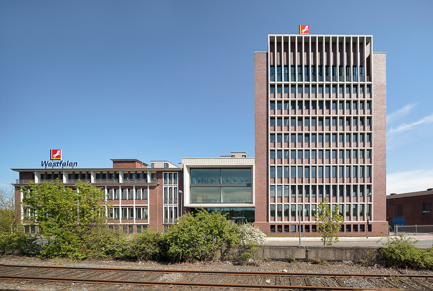 Der Westfalen Tower (re.) greift die traditionelle Formensprache des Altbaus (li.) auf. Der Westfalen Tower (re.) greift die traditionelle Formensprache des Altbaus (li.) auf.