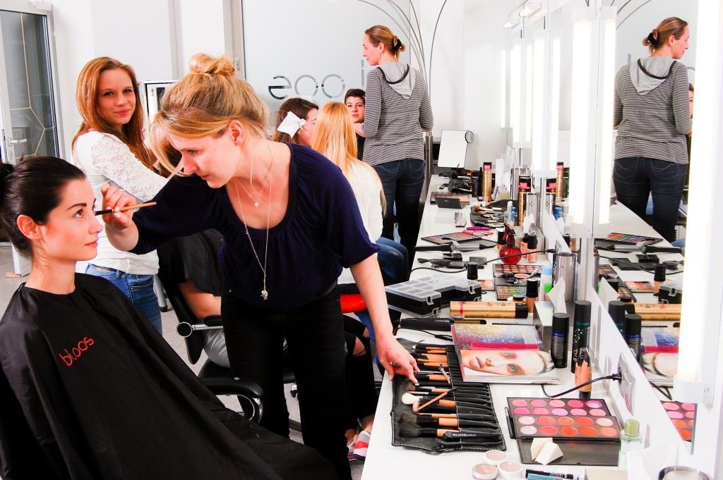 In der bloos Make-up & Hair Academy können die Schüler nach Unterrichtsschluss in der 